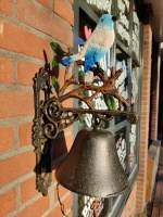 gietijzeren_bel_met_witte_vogel_met_blauw