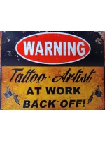 metalen_wandbord_tekst_warning_tattoo_artist_at_work_1_2106509608