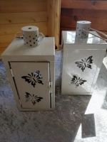 set_van_twee_grijze_lantaarns_met_vlindertjes