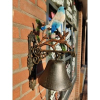 gietijzeren_bel_met_witte_vogel_met_blauw