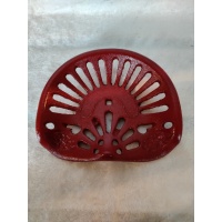 kleine_rode_gietijzeren_tractorzitting