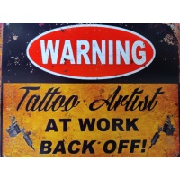 metalen_wandbord_tekst_warning_tattoo_artist_at_work_1_2106509608