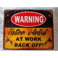 metalen_wandbord_tekst_warning_tattoo_artist_at_work_504101598